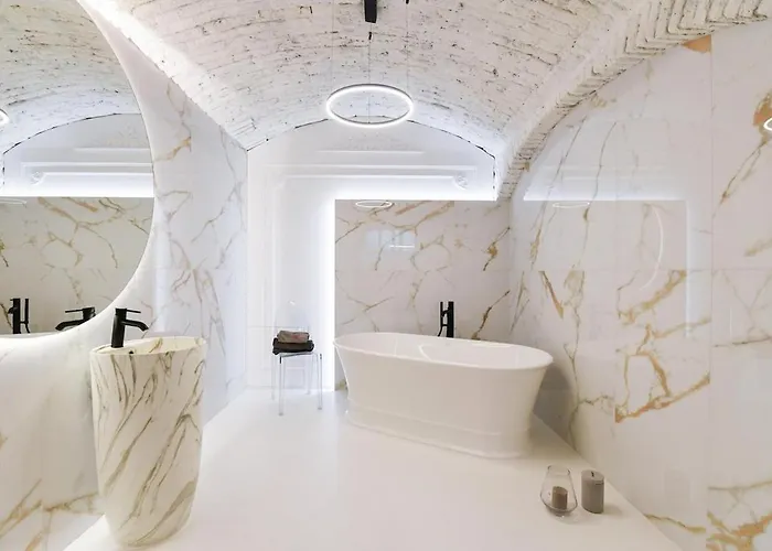 Vaulted Luxury Retreat Apartment