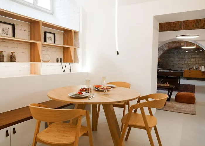 Vaulted Luxury Retreat Apartment