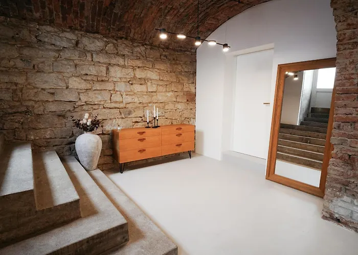 Vaulted Luxury Retreat Apartment