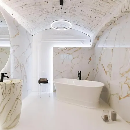 Vaulted Luxury Retreat Apartment