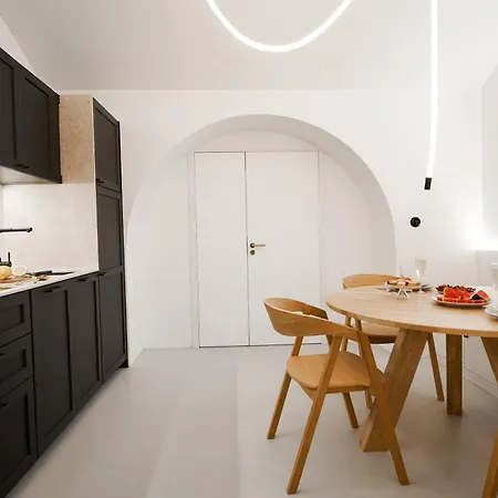 Vaulted Luxury Retreat דירה *