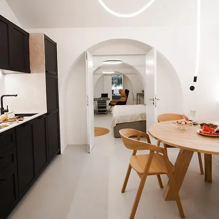 דירה Vaulted Luxury Retreat
