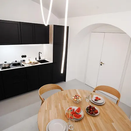 דירה Vaulted Luxury Retreat *