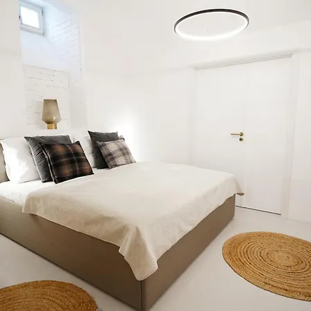 Vaulted Luxury Retreat * פראג