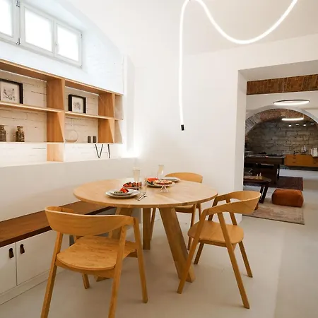 Vaulted Luxury Retreat Apartment