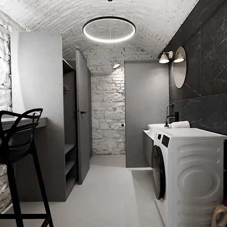 Vaulted Luxury Retreat *