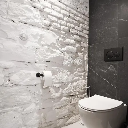 דירה Vaulted Luxury Retreat *