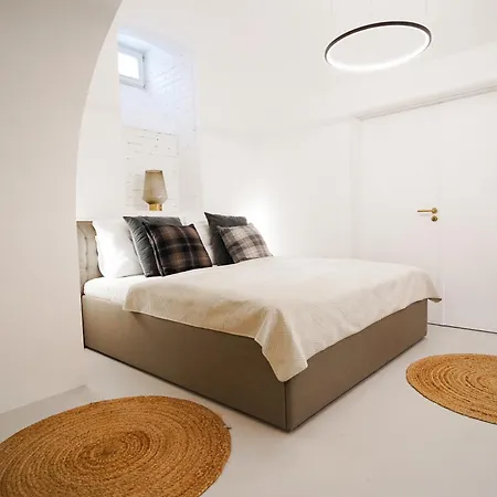 Vaulted Luxury Retreat * פראג