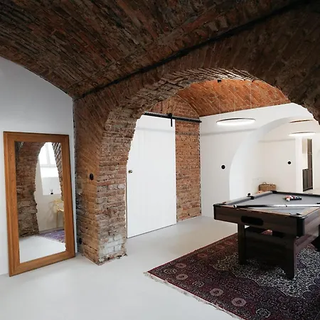 דירה Vaulted Luxury Retreat *