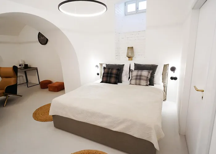Vaulted Luxury Retreat * Praga