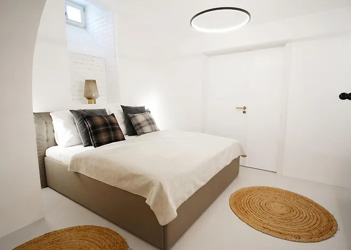 Vaulted Luxury Retreat * Praga
