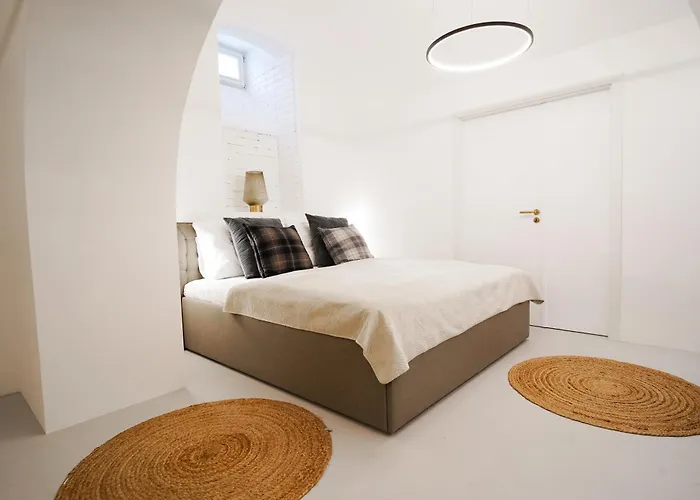 Vaulted Luxury Retreat * Praga
