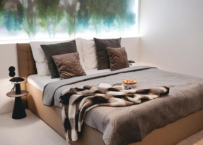 Vaulted Luxury Retreat Praga