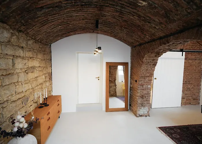 Vaulted Luxury Retreat * Praga